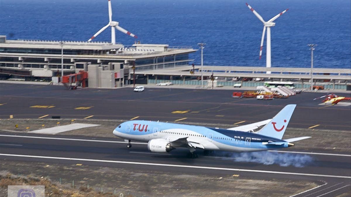 Imagen de archivo de avión de TUI aterrizando en el Aeropuerto de La Palma.
