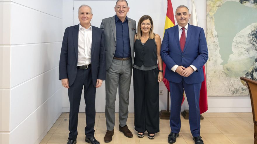 La presidenta de Cantabria, María José Sáenz de Buruaga, y los consejeros de Industria, Eduardo Arasti, y de Fomento, Roberto Media, se reúnen con el exdirector  general de Solvay en España, Jorge de Oliveira.