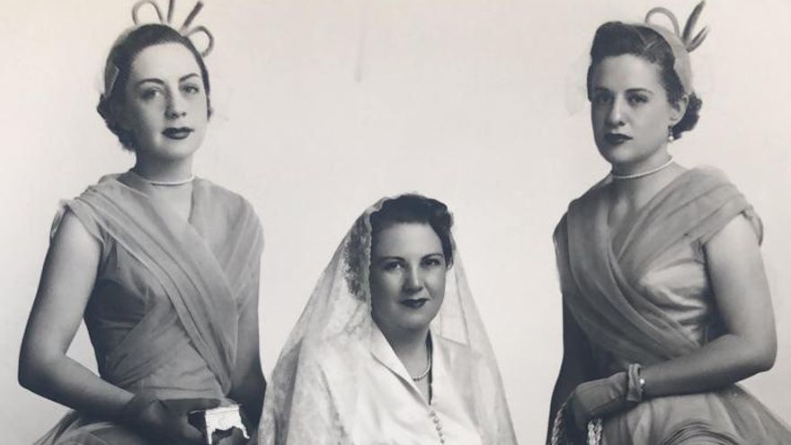 Dolores Riobó, emigrante gallega que perdió la nacionalidad española al casarse con un hombre mexicano, el día de su boda junto a sus damas de honor.