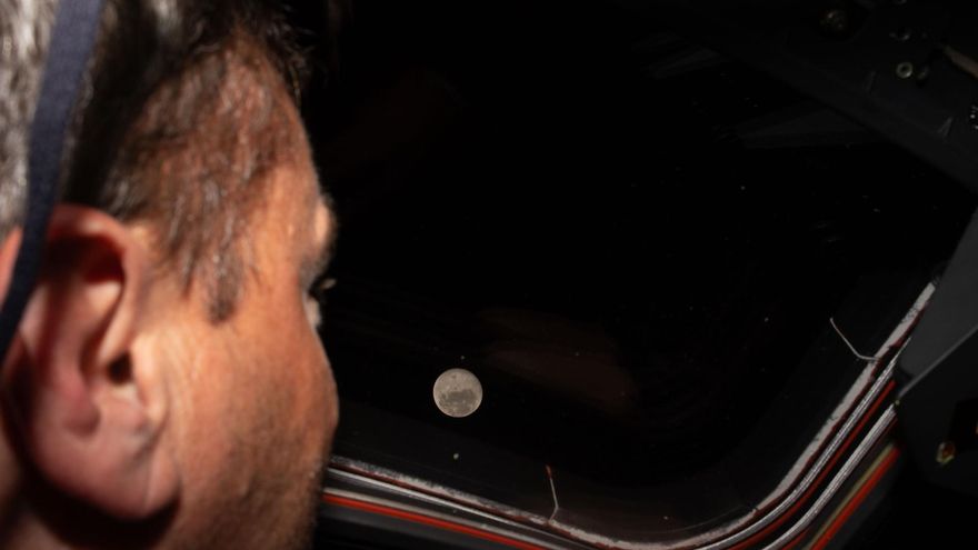 En directo: los astronautas de Artemisa II, a un paso de  sobrevolar el lado oculto de la Luna y batir el récord de distancia