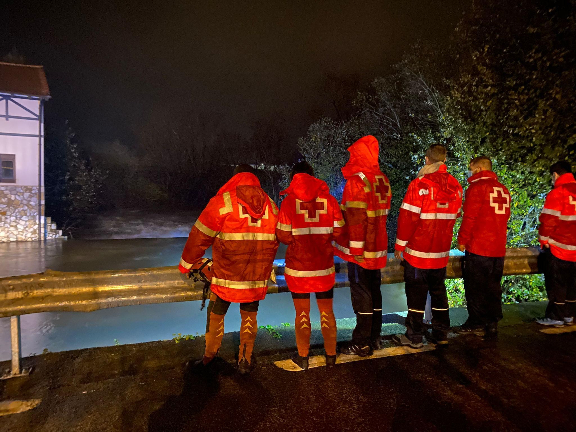 Efectivos de la Cruz Roja hacen labores de seguimiento y control en la zona de Gatika
