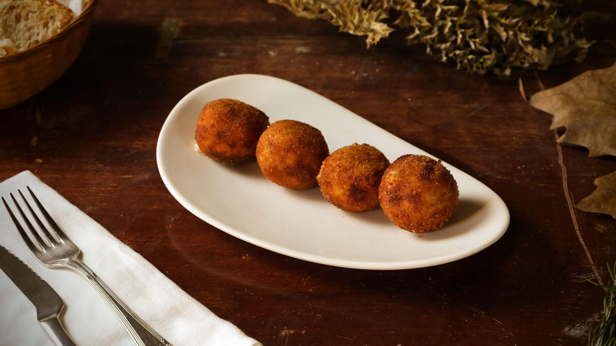 Cremosas croquetas de salmorejo