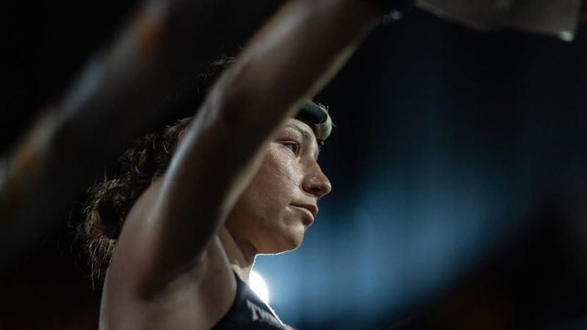 Julia Barca en una de les quatre cantonades del ring del Lumpinee Boxing Stadium, epicentre de la boxa tailandesa de Bangkok.