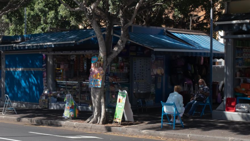 Un kiosko plagado de chucherías en las inmediaciones de un colegio en Santa Cruz de Tenerife