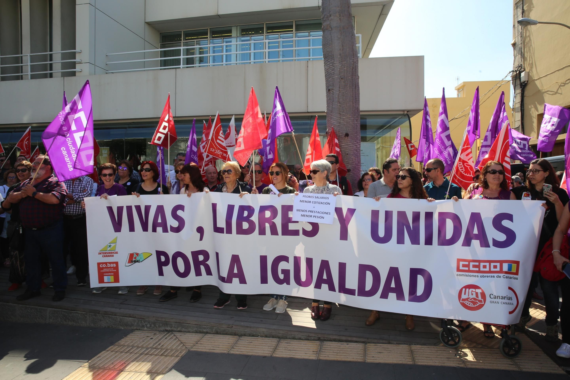 Concentración de sindicatos en el Cabildo de Gran Canaria. (Alejandro Ramos).