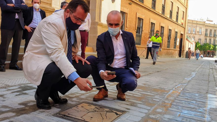 Cabrera y Muñoz, con la señalización en la nueva Mateos Gago del trazado de la muralla de la Judería desaparecida en 1391