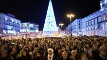 Madrid, como símbolo: protesta feminista con fondo de la ostentosa iluminación del Ayuntamiento ultraconservador