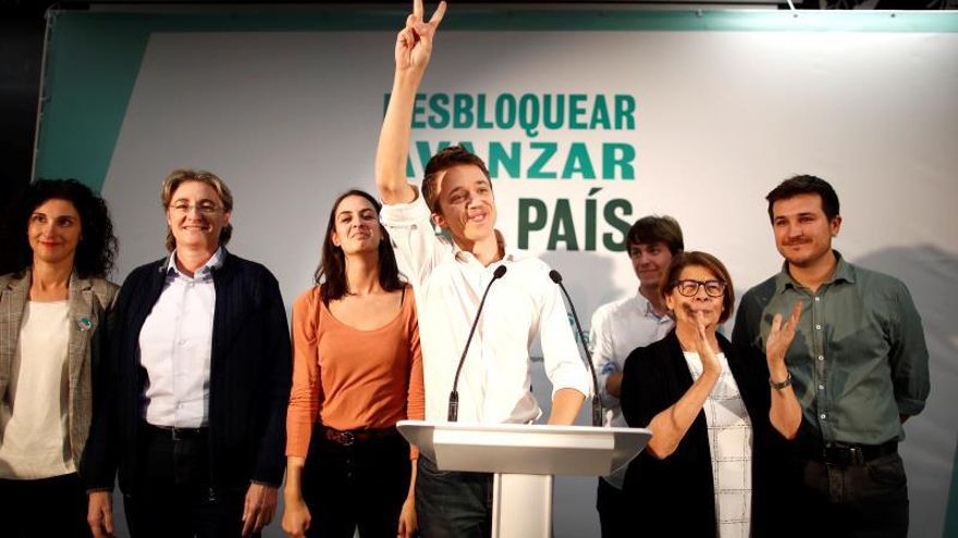 El líder de Más País, Iñigo Errejón, junto a Inés Sabanés, Rita Maestre y otros miembros de su partido.