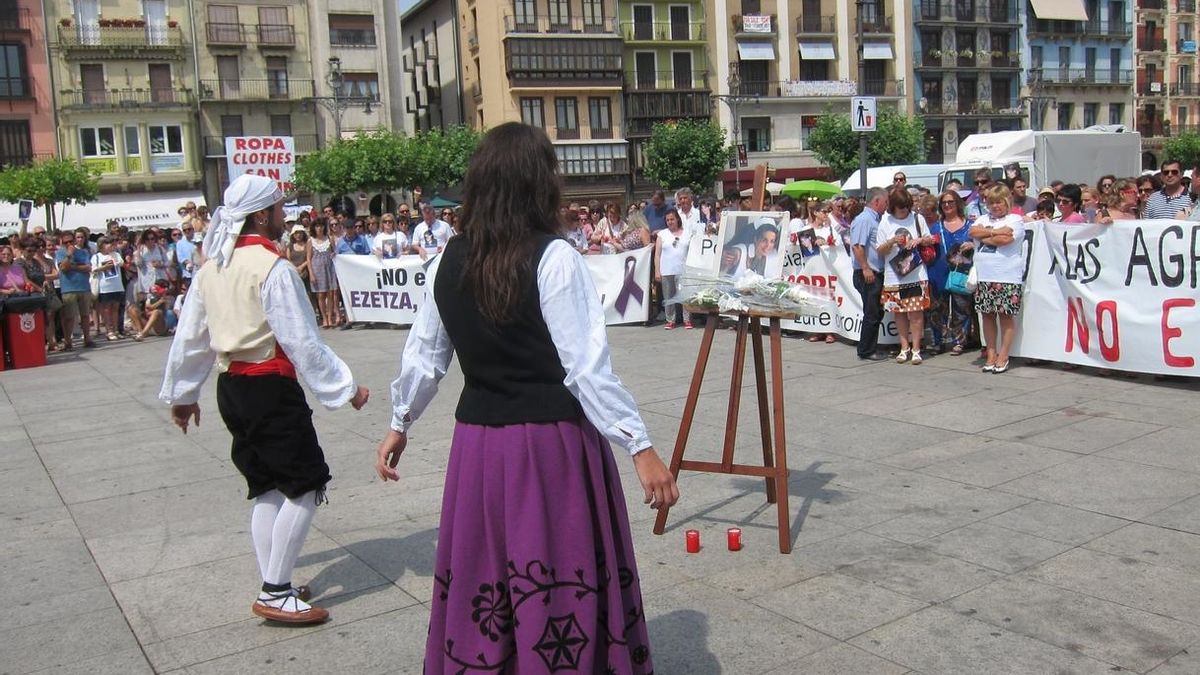 Familiares, políticos y ciudadanos recuerdan a Nagore Laffage, la joven de Irun asesinada en los Sanfermines de 2008