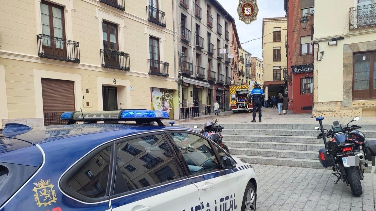 Dos mujeres trasladadas al Hospital de León tras un incendio en una vivienda del Barrio Húmedo