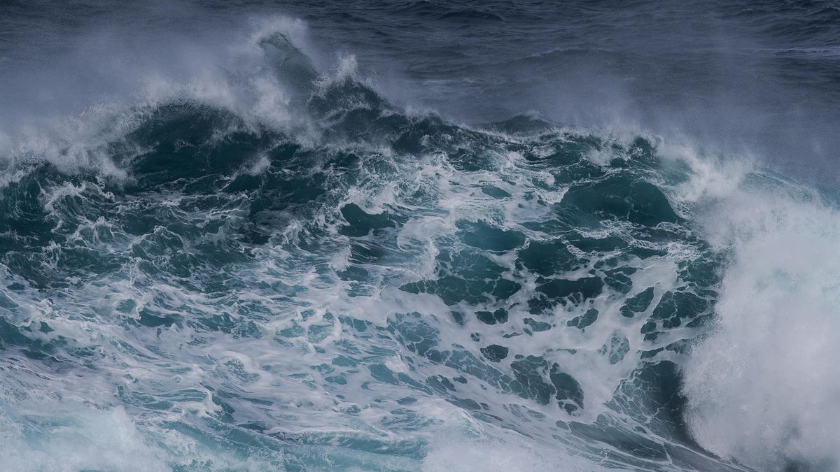 Olas de seis metros y nieve en la montaña gallega: Aemet decreta alertas naranja y amarilla