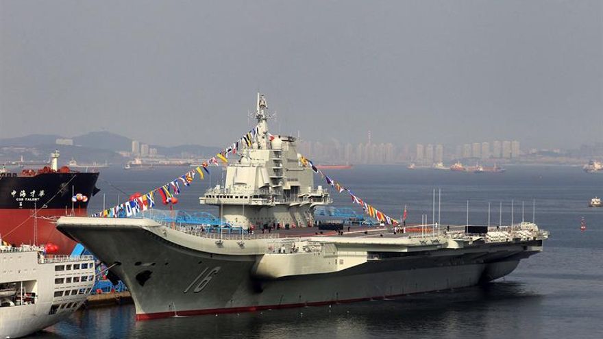 El portaaviones chino Liaoning atraca por primera vez en Hong Kong