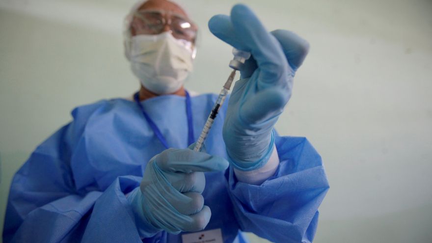 Galicia llama a la calma y seguirá administrando los lotes de AstraZeneca cuestionados por provocar trombos