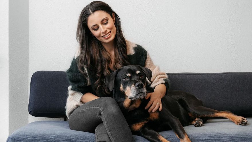 Celine Halioua, líder de la empresa Loyal, con su perra Della.