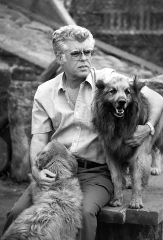 Antonio Manuel Díaz con el perro pastor garafiano.