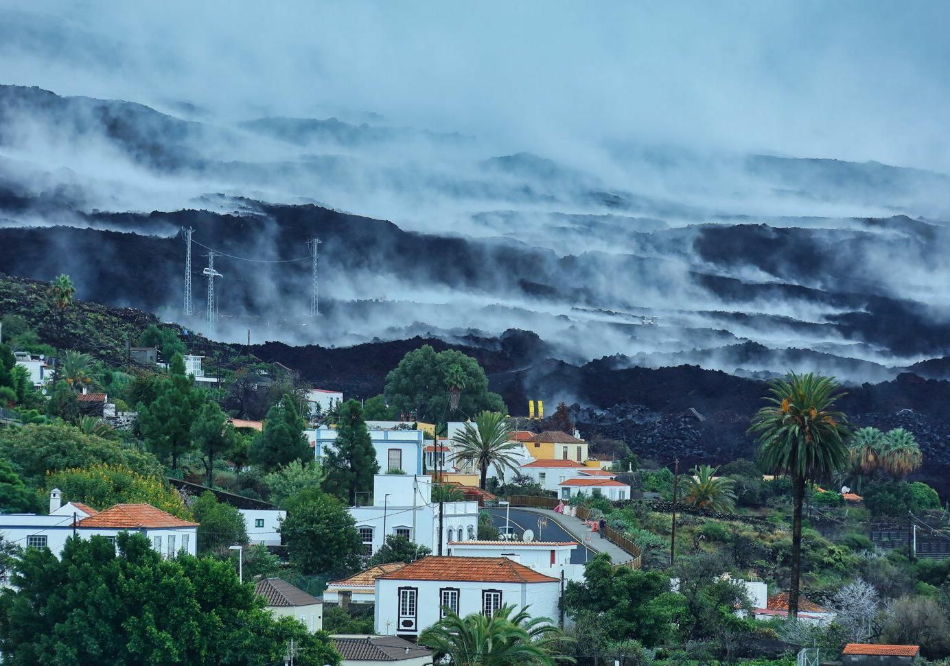Lavas de Tajogaite, humeantes por el vapor de agua, tras las lluvias del pasado 7 de diciembre.