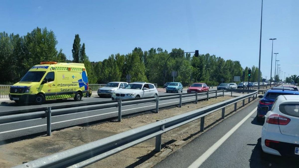 Imagen de archivo de un accidente con intervención sanitaria en el cruce de La Granja en la Ronda Este LE-20.