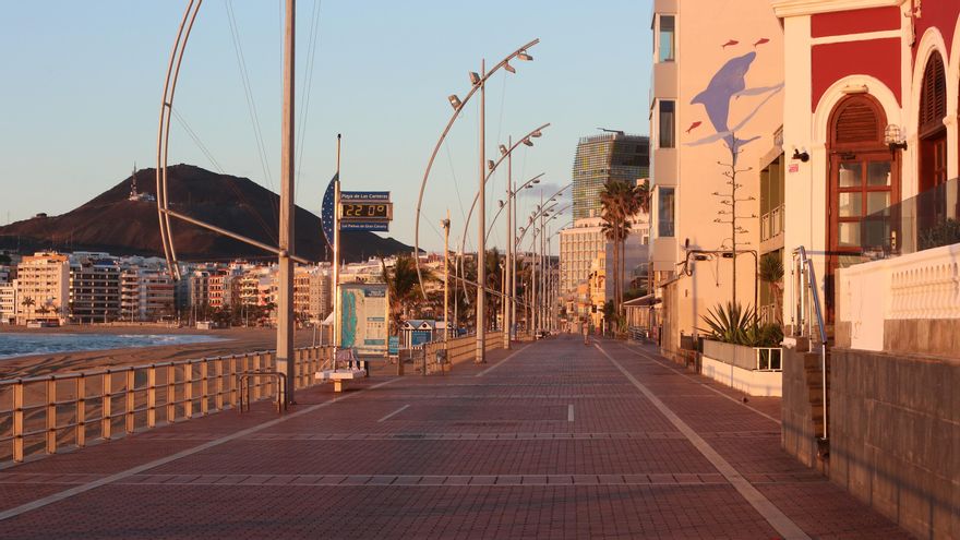 El paseo de Las Canteras, desierto el 1 de abril, tras dos semanas confinados