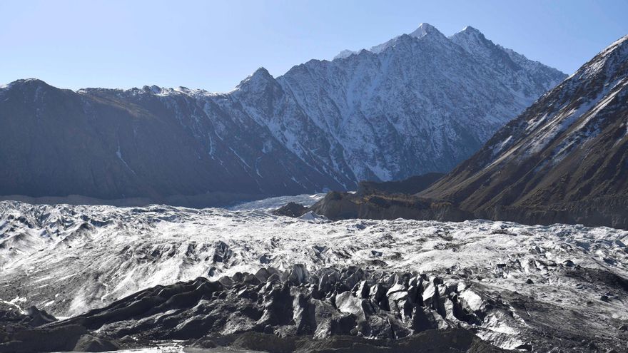 Rescatan a 160 personas atrapadas en un hotel inundado tras derretirse glaciar en Pakistán