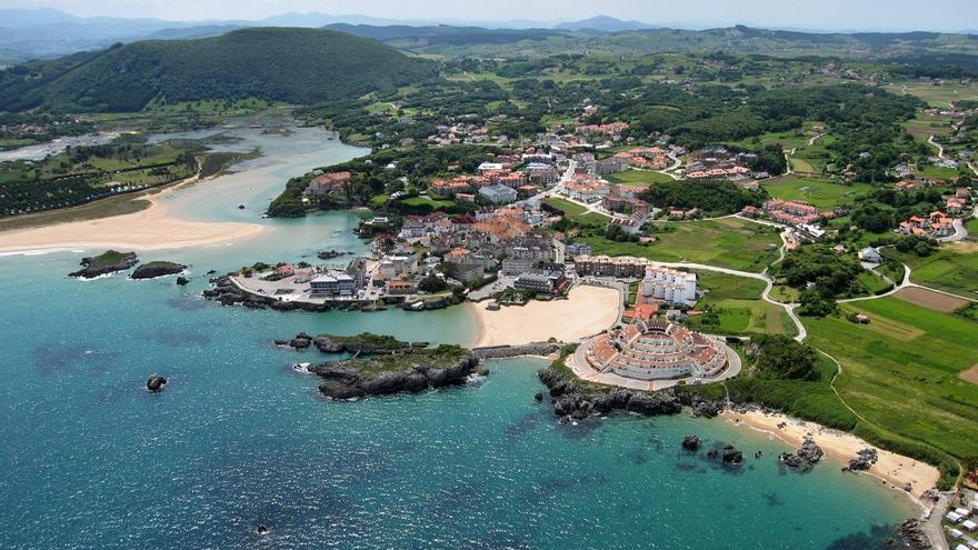 Imagen aérea de la localidad de Isla, en el municipio de Arnuero.