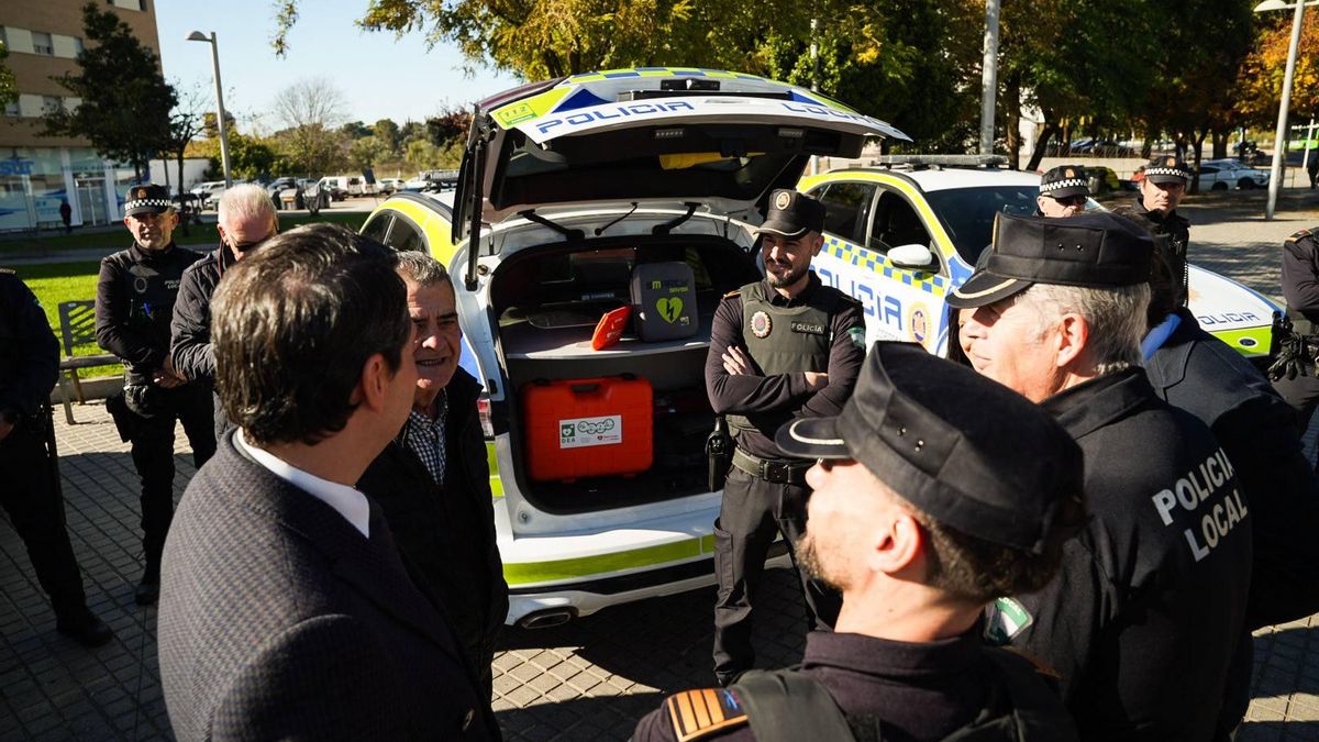 Diálogo entre José María Bellido, Juan Moreno y efectivos de la Policía Local