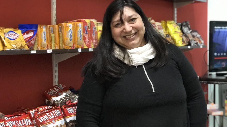 "Es difícil decidir qué hacer": comerciantes esperan a que se estabilicen los precios para ajustar valores y reponer stock