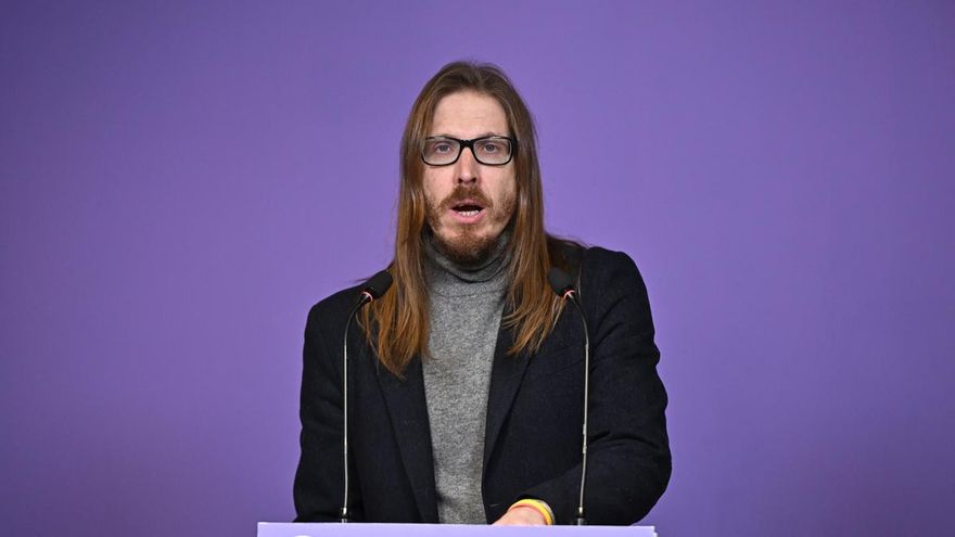 El secretario de organización y portavoz de Podemos, Pablo Fernández, durante la rueda de prensa que ha ofrecido este lunes en Madrid.