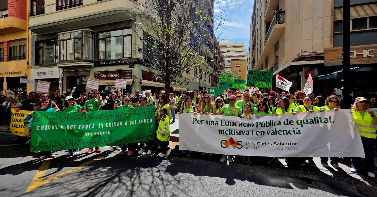 Miles de docentes se manifiestan en València en el primer día de huelga indefinida