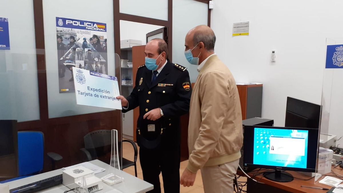 El alcalde de Zafra, José Carlos Contreras, ha visitado la Unidad de Extranjería de la Policía Nacional