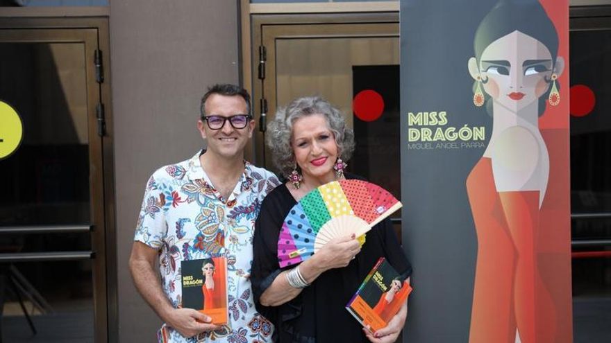 'Miss Dragón', la novela que rescata a las "valientes" precursoras del Orgullo a finales del franquismo en Marbella
