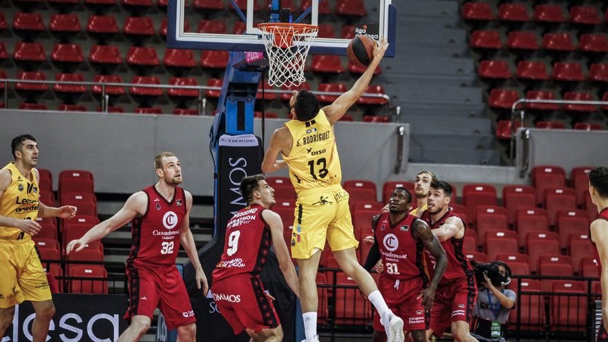 El Lenovo Tenerife doblega al Casademont Zaragoza y se reencuentra con sus buenas sensaciones