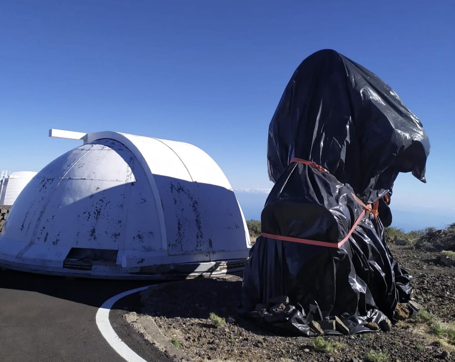 El histórico Telescopio KVA y su cúpula, este martes, en los márgenes de una de las carreteras interiores del Observatorio del Roque de Los Muchachos.