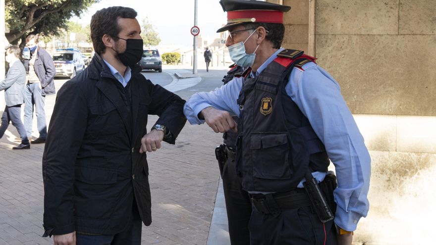 Casado reniega de todo su pasado político para intentar salvar la campaña catalana