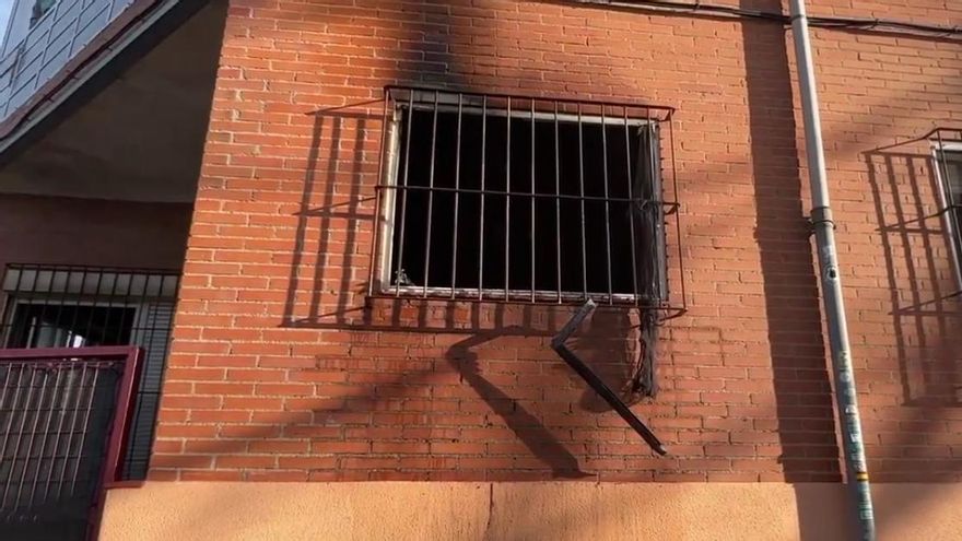 Rescate por la ventana en Usera, donde un incendio en un edificio deja 11 intoxicados