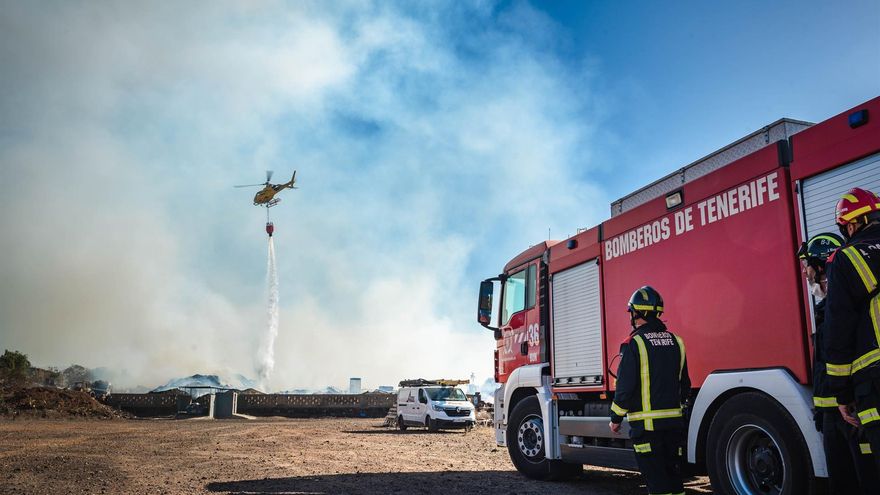 CCOO advierte de "sustancias tóxicas" en el incendio de Arona y alerta de bomberos "sin equipamiento adecuado"