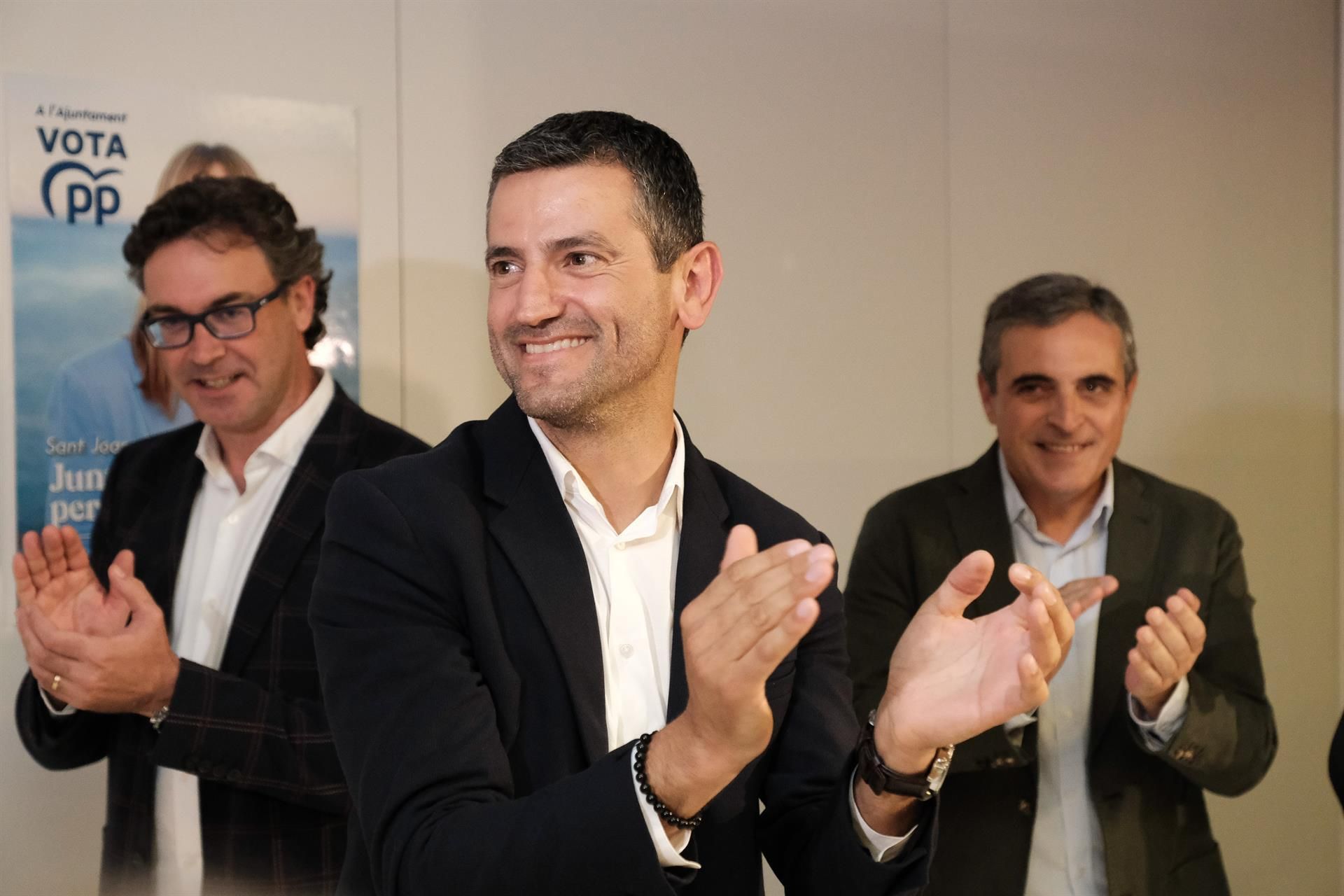 L'alcalde de Sant Antoni, Marcos Serra (PP), al centre, celebrant amb el seu grup el resultat de les eleccions del 2023