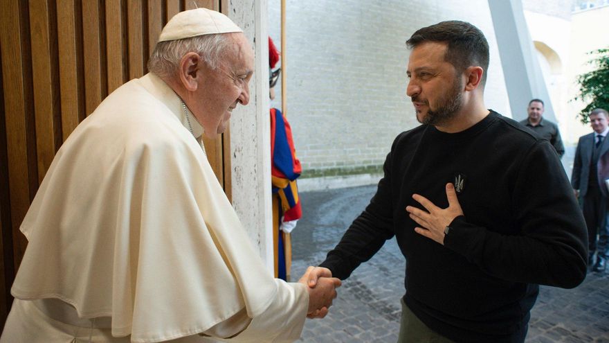 Saludo entre el Papa Francisco y el presidente de Ucrania, Volodimir Zelenski