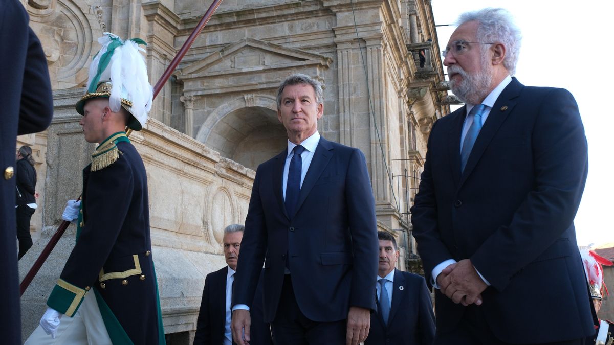 El presidente del Partido Popular, Alberto Núñez Feijóo (c), durante la tradicional ofrenda al Apóstol