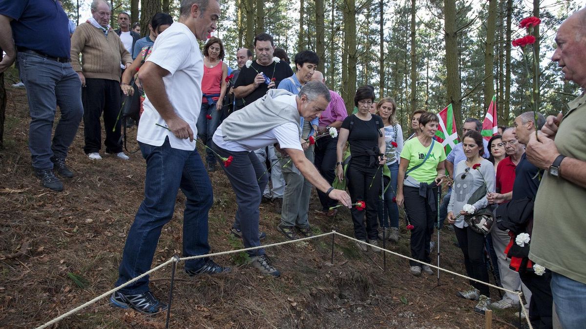 Archivo - El Lehendakari, Iñigo Urkullu, en la exhumación de una fosa de víctimas del franquismo