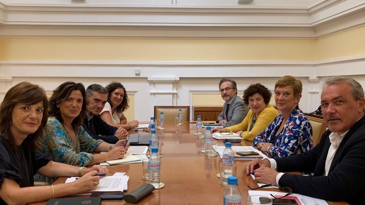 Gobiernos vasco y central acuerdan crear una mesa de trabajo para "mejorar" la acogida y asilo a personas migrantes