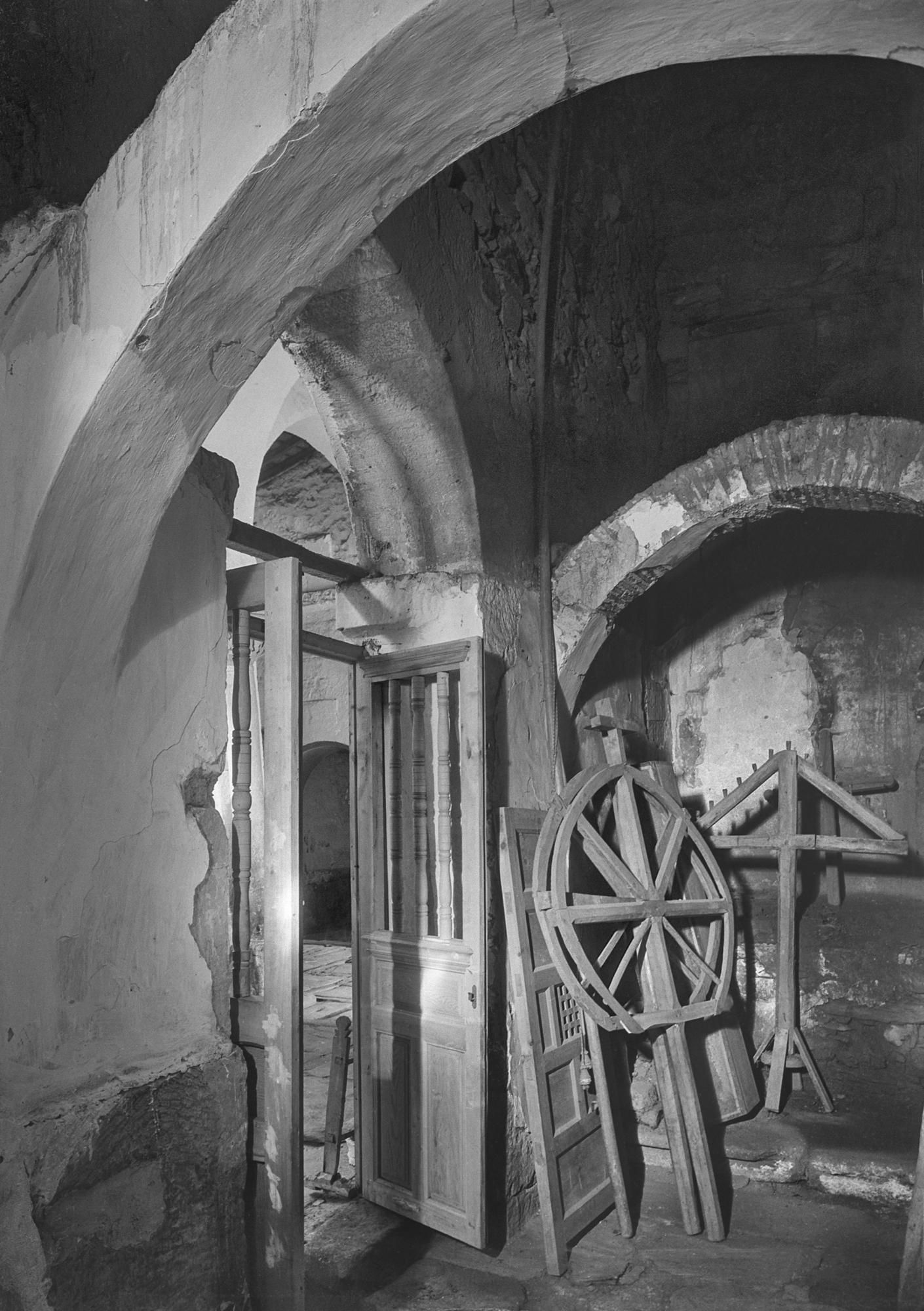 Interior de la iglesia de San Pedro de la Nave (Zamora), donde se guardan tenebrarios y el portador del ramo