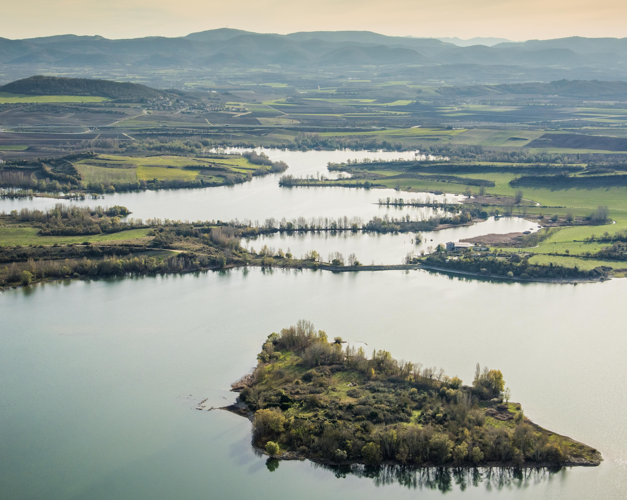 El embalse de Ullibarri-Gamboa y los alrededores, a vista de pájaro