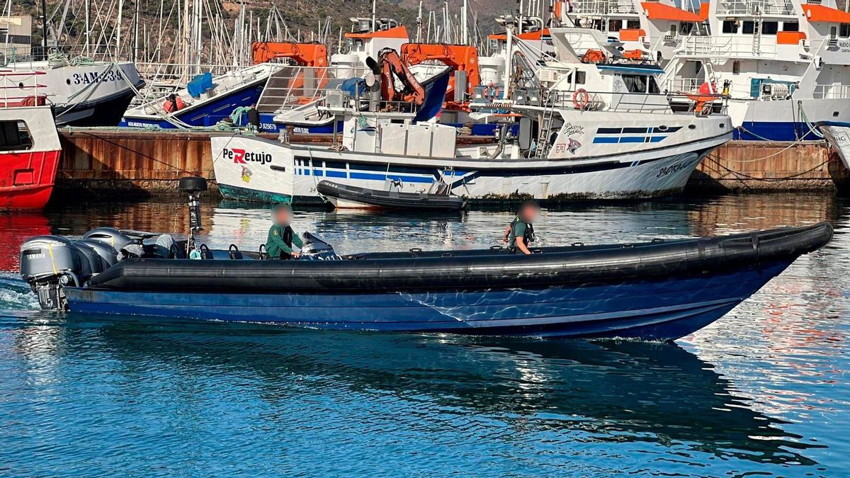 Interceptan en la costa de la Región de Murcia una embarcación dedicada al traslado de migrantes