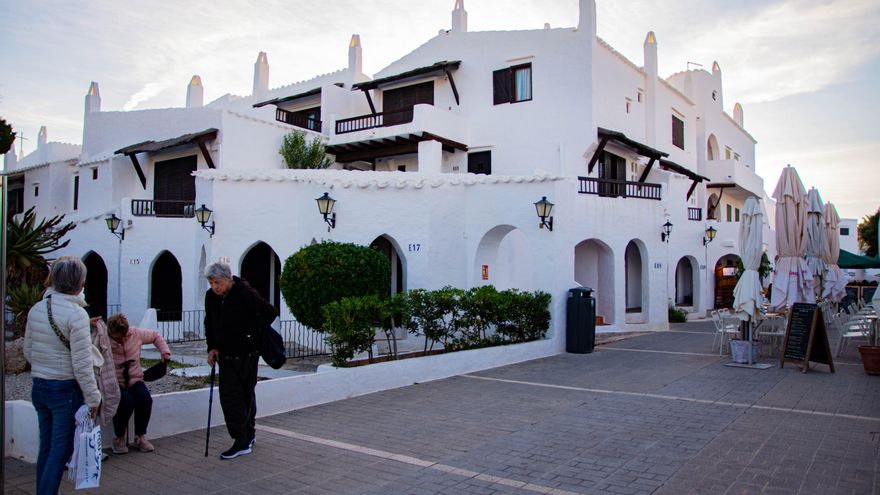 Los vecinos del 'Mykonos español' crean itinerarios para turistas: "Vivo de todo, incluso gente que bebió en mi terraza"
