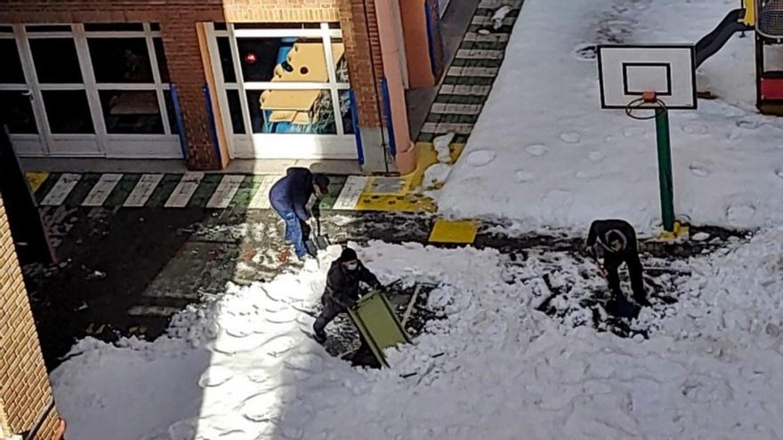 El Ayuntamiento de Madrid empieza a limpiar el hielo de los colegios seis días después del fin de la nevada