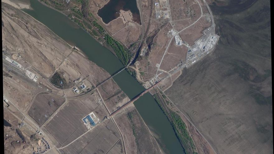 Imagen satelital de abril de 2026 muestra un puente recién construido que constituye el primer cruce por carretera entre Corea del Norte y Rusia. Sobre él se encuentra el Puente de la Amistad, el único cruce ferroviario entre ambos países.