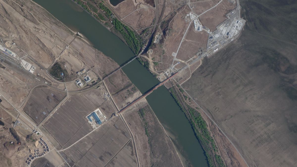 Imagen satelital de abril de 2026 muestra un puente recién construido que constituye el primer cruce por carretera entre Corea del Norte y Rusia. Sobre él se encuentra el Puente de la Amistad, el único cruce ferroviario entre ambos países.