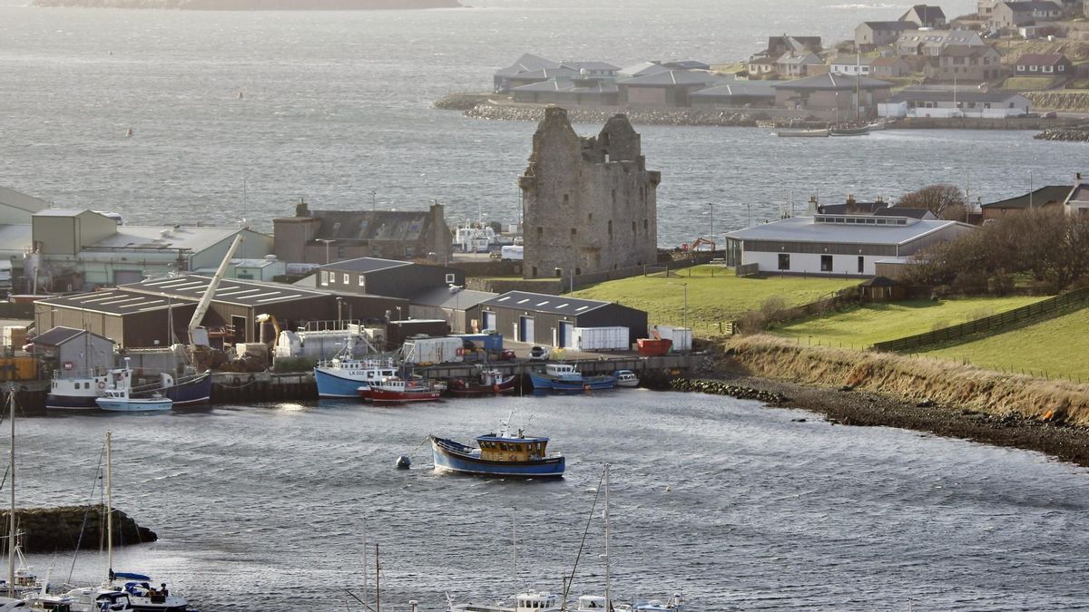 Castillo y puerto de Scalloway.