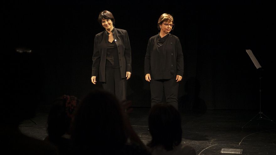Chantal Maillard y Piedad Bonnett en 2018, en el recital del Festival de Poesía Irreconciliables de Málaga, del que surgiría el libro 'Daniel. Voces en duelo'.