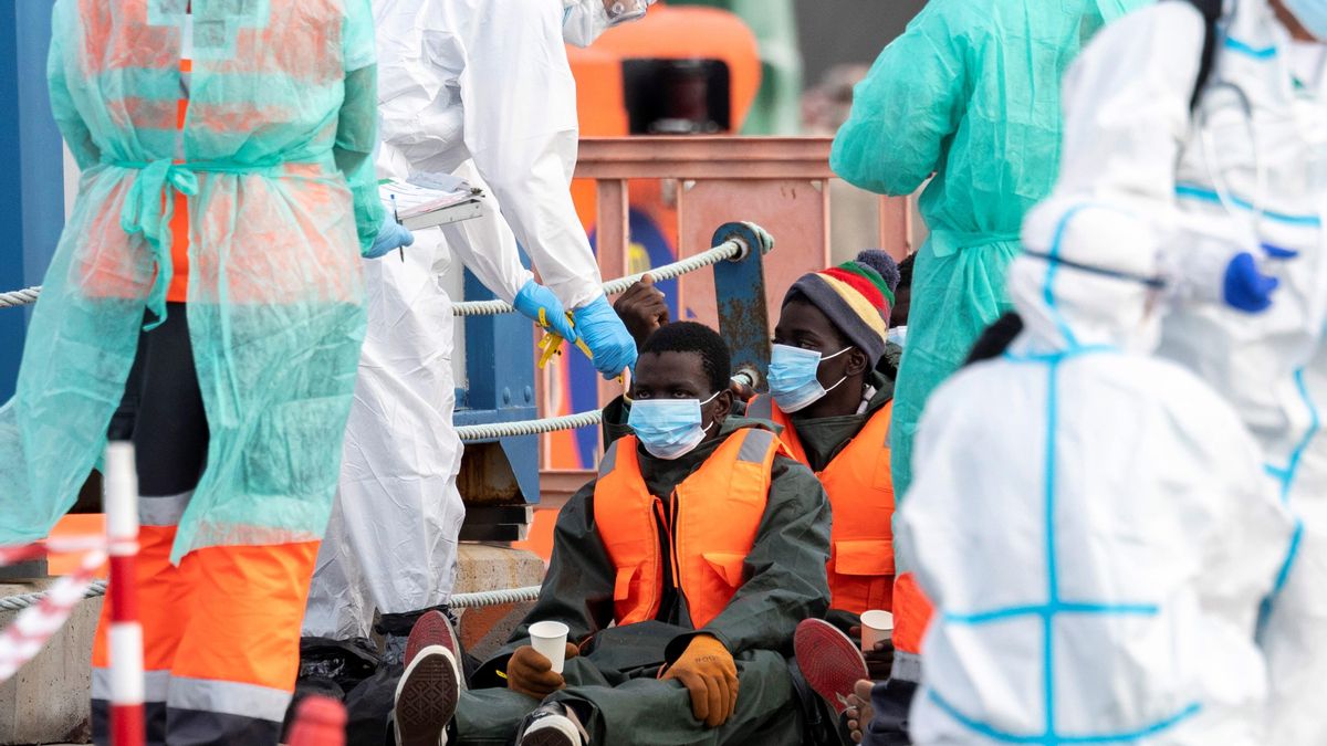 La llegada del primer cayuco de 2021 a Canarias, en imágenes